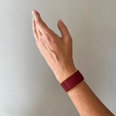 Brazalete Telar Dorado Medio Liso Rojo